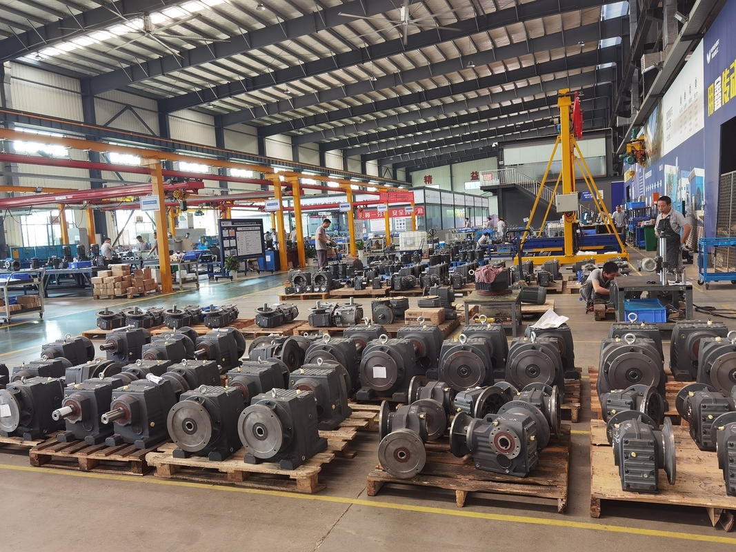 IEC AM Flange B5 মোটর গিয়ারবক্স গিয়ার হেলিকাল সহ R সিরিজ হেলিকাল গিয়ারবক্স